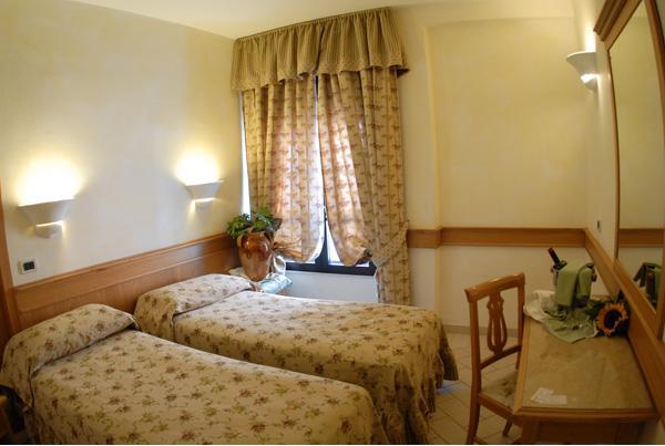 Hotel Pace San Giovanni Rotondo Room photo